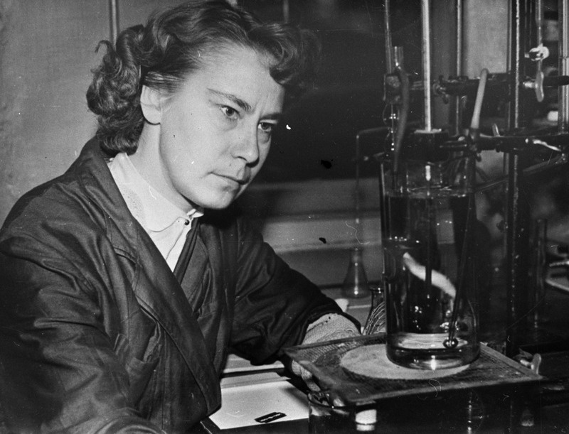 TPI keemiateaduskonna õppejõud Edith Räämet töötamas, 1960. aastad