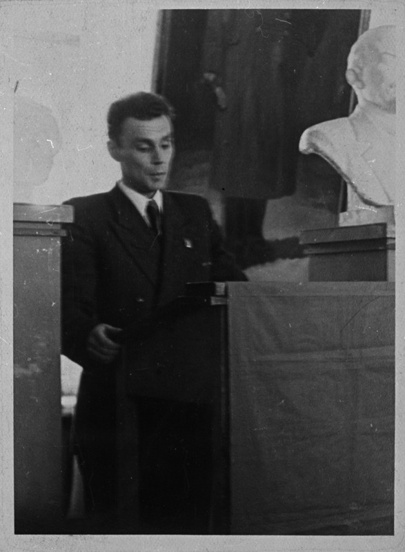 TPI komsomolikomitee sekretär G. Oserov esitab üleskutse Komsomoli nim. staadioni rajamiseks