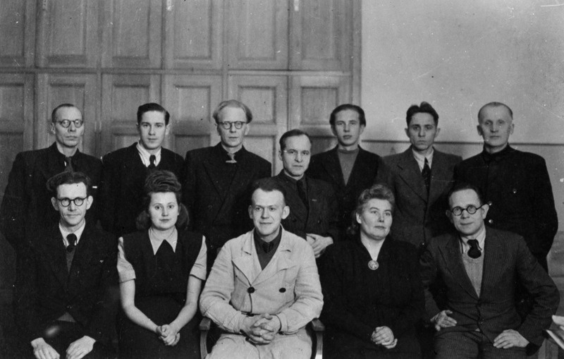 Grupipilt TPI ehitusmaterjalide laboratooriumis, keskel dotsent Kikas, 1960. aastad