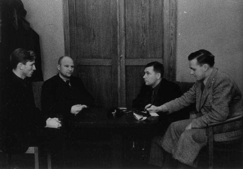 Eksam marksismi-leninismi kabinetis, eksamineerimas assistent I. Volmer, õppejõud A. Raud ja A. Sipsakas, 1941.a.