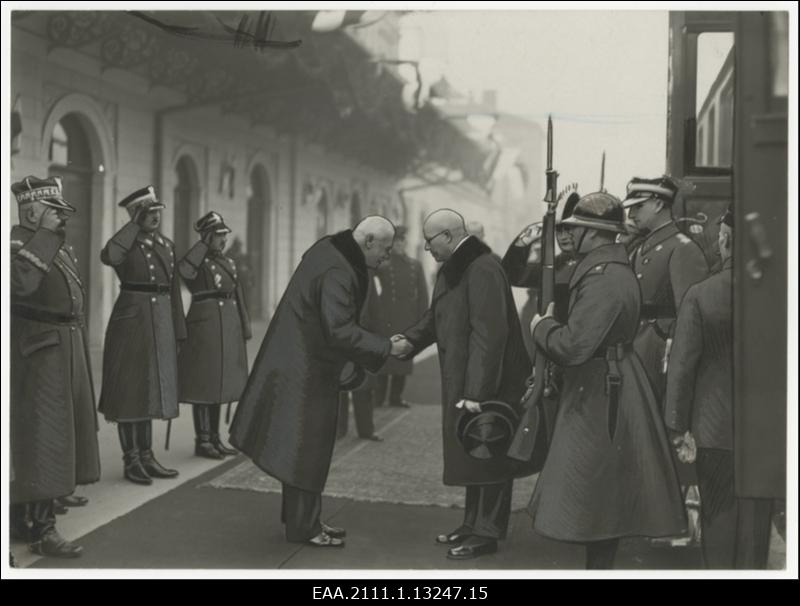 Eesti riigivanema Otto Strandmani visiit Poola pealinna Varssavisse veebruaris 1930, saabumine Varssavi raudteejaama, Poola president Ignacy Moscicki Otto Strandmani kätlemas