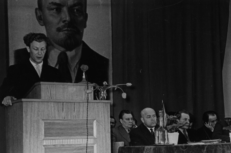 TPI komsomolikomitee sekretär E. Keskküla esitamas aruannet komitee töö kohta, 31.märts 1960.a.