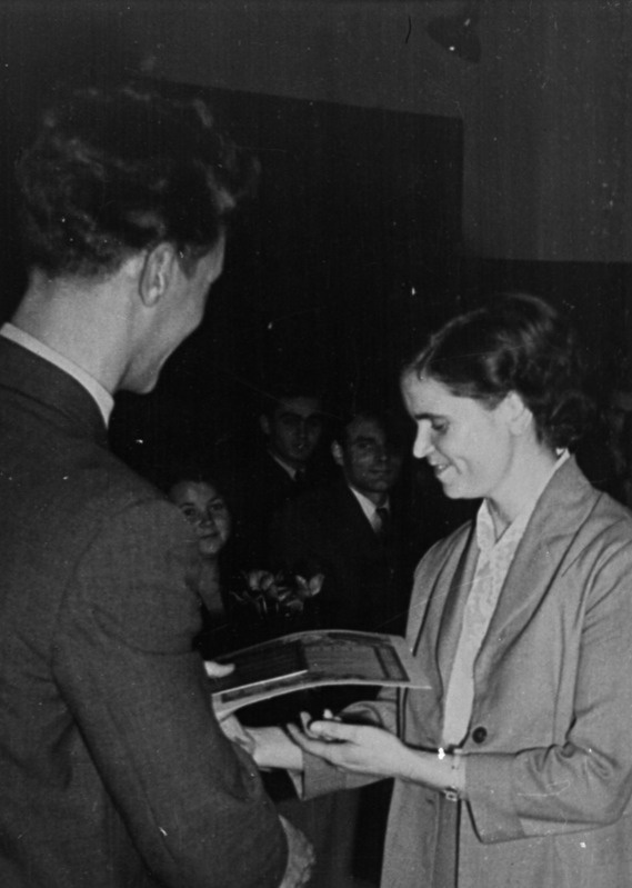 TPI komsomolikomitee sekretär Elmar Keskküla annab eesrindlikule üliõpilasele kätte aukirja, 1959.a.