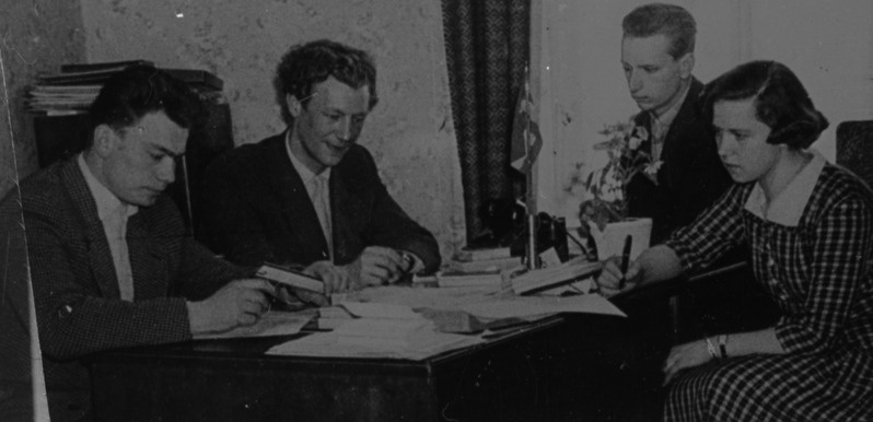 TPI komsomolikomitee sekretär Elmar Keskküla arutamas TPI ajalehe väljaandmise küsimusi, 1960.a.