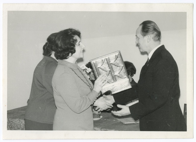 Helvi Kohandi KKKK embleemi Edaurd Maaserile üle andmas