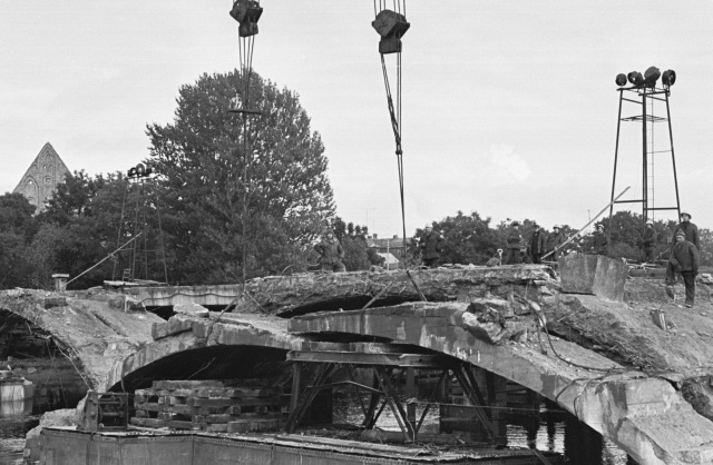 Dismantling the old bridge on the Pirita River.