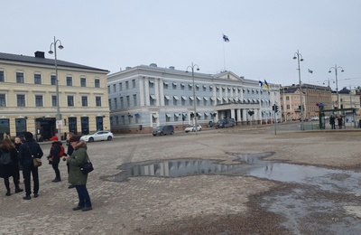 Ilmapallojen myyjiä ja ihmisiä Kauppatorin vapputorilla rephoto