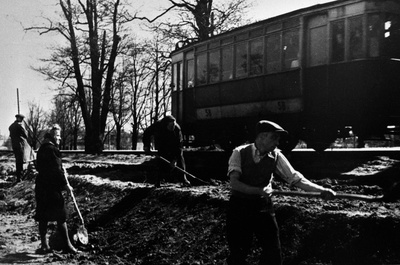 Koplisse teise trammitee rajamine, esiplaanil prof. A. Humal, 1950.a.  duplicate photo