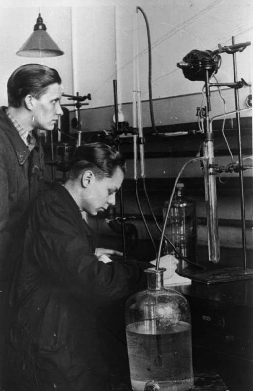 TPI keemiateaduskonna õppejõud töötamas, 1960. aastate algus.