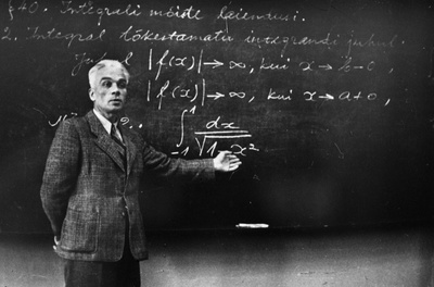 TPI matemaatikateaduskonna professor Arnold Humal loengul, 1950. aastad.  duplicate photo