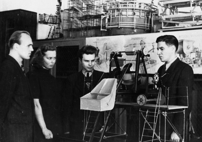 Lahtiste uste päevad TPI-s, selgitusi annab H. Remma, 1950. aastad.