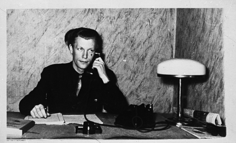 TPI komsomolikomitee sekretär Elmar Keskküla töölaua taga, 1959.-1960.a.