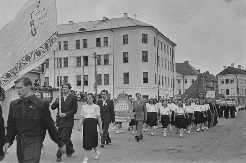 Tartu ülikool läheb Tartu laulupeole 1951. a.
