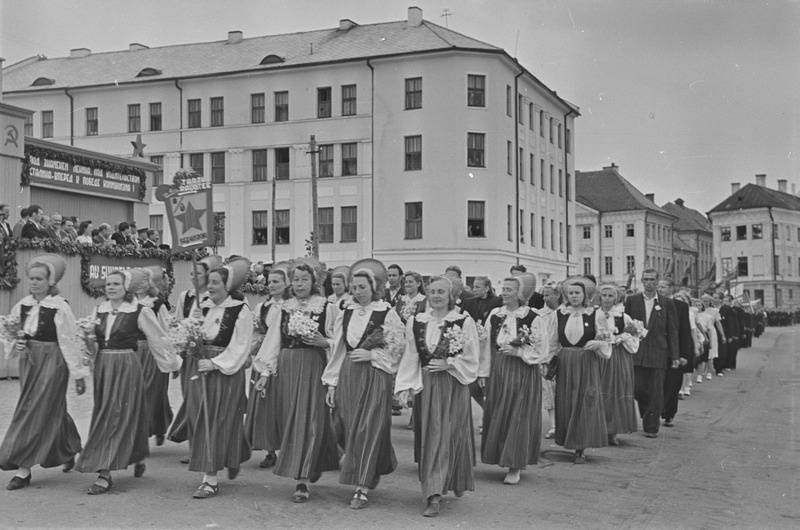 Tartu ülikool läheb Tartu laulupeole 1951. a.