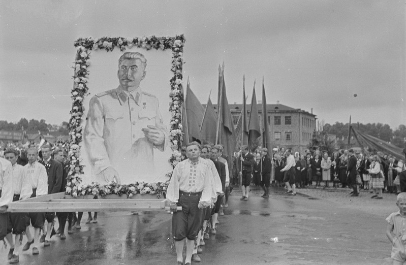 Tartu ülikool läheb Tartu laulupeole 1951. a.