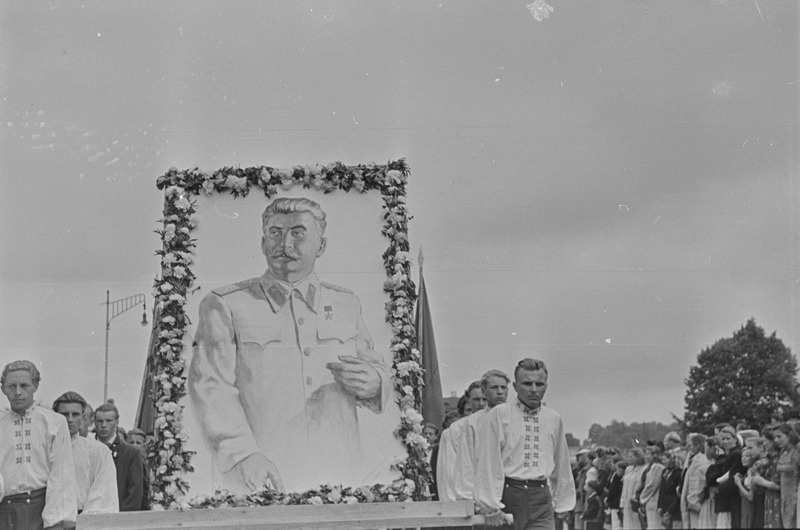 Tartu ülikool läheb Tartu laulupeole 1951. a.
