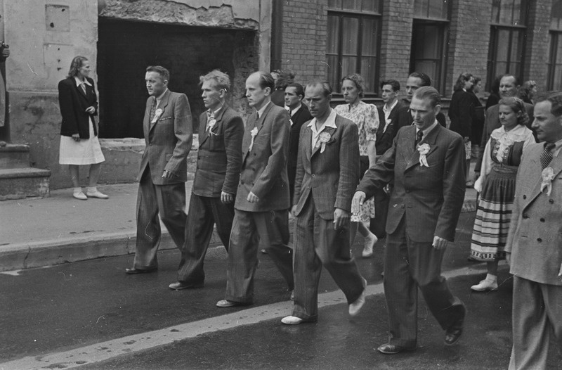 Tartu ülikool läheb Tartu laulupeole 1951. a.