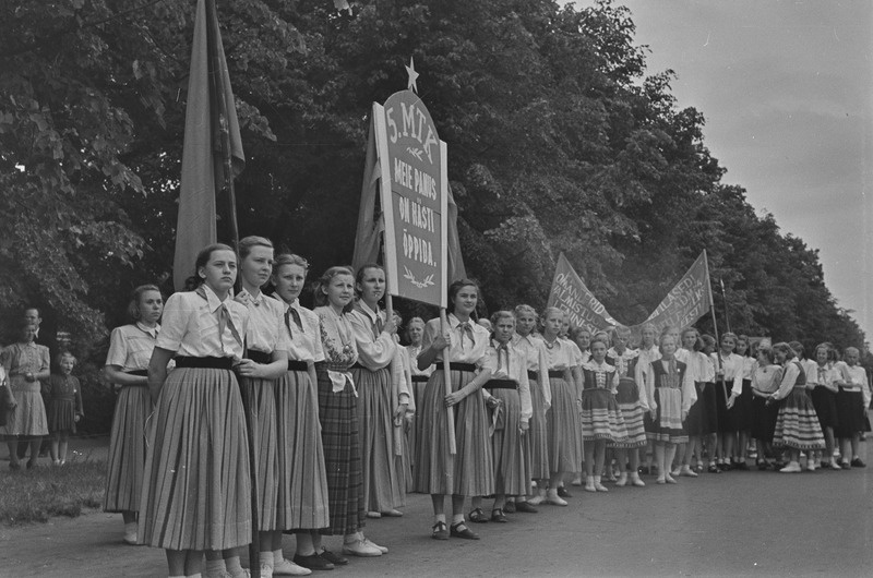 Tartu ülikool läheb Tartu laulupeole 1951. a.