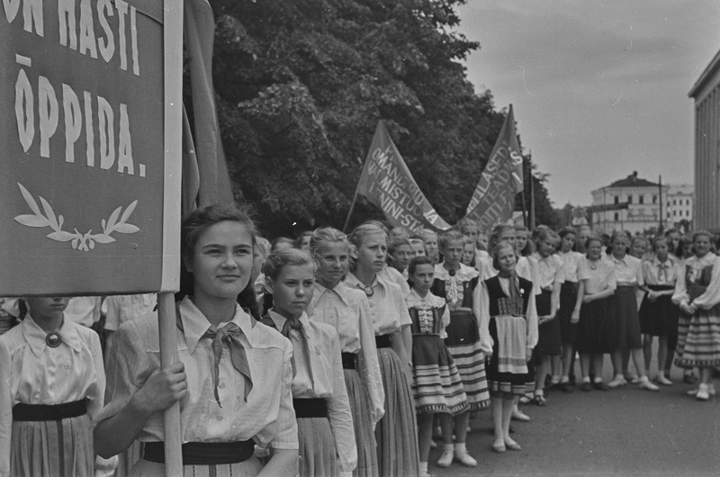Tartu ülikool läheb Tartu laulupeole 1951. a.