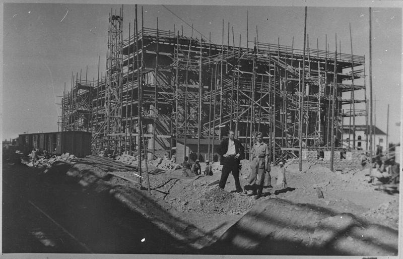 Kehra tselluloosi ja paberivabriku ehitamisel  1937.a., seisavad TTÜ üliõpilased A. Ritso ja K. Ollik