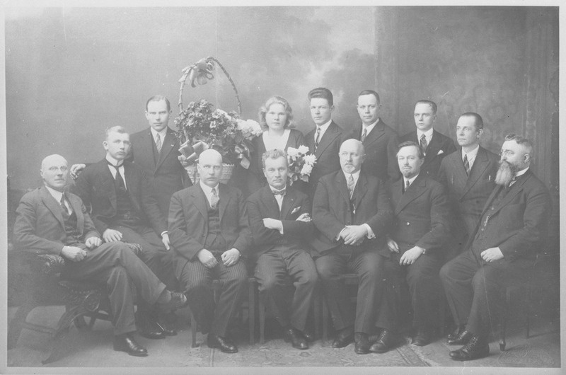 Tallinna Tehnikumi 1931.a. lõpetajad, esireas õppejõud, tagareas keskel Erika Volberg-Nõva, Eesti esimene naisarhitekt, 1931.a.