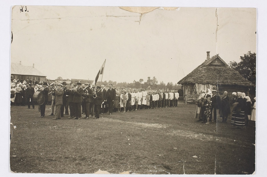 Lõupõllu vana ja uus koolimaja, õpilaste pidulik kolimine vanast uude (uus eh. 1926), Jämaja khk