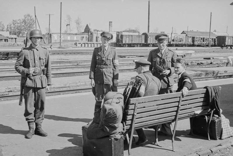 Vadja ekspeditsiooni liikmed Narva raudteejaamas