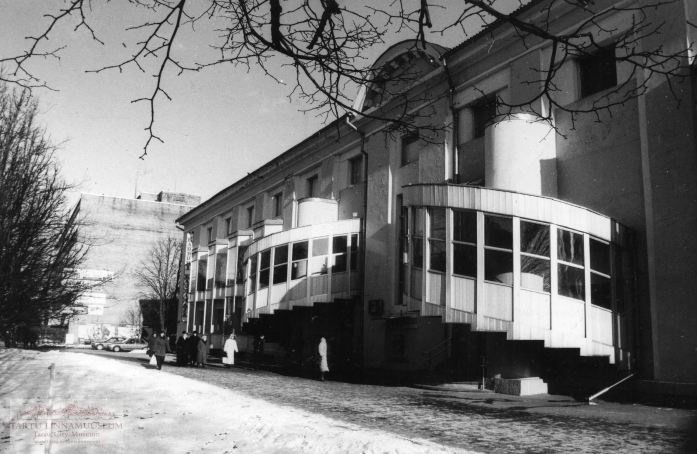Kauburi shopping mall (Riia mnt).  Tartu, 1998. Photo Aldo Luud.