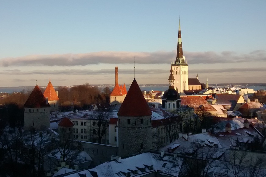 Tallinn, vaade Toompealt vanalinnale, taga Oleviste kirik. rephoto