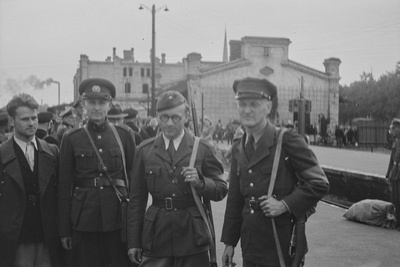 Vadja ekspeditsiooni liikmed Narva raudteejaama perroonil  similar photo