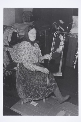 Praskovja Petrovna Zahharova kedervarrega ketramas (koonlalaud - "kuzel", kedervars - "narl", Avzino dialekt).  similar photo