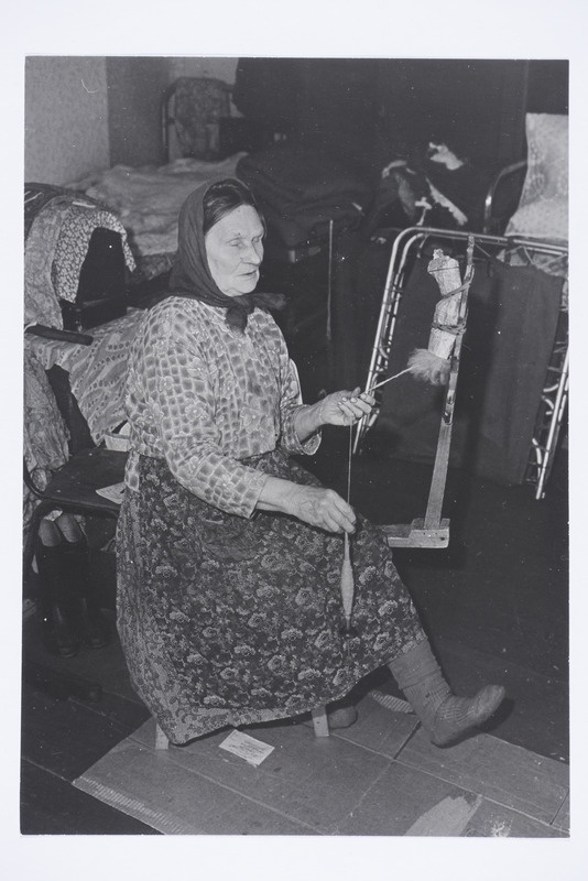 Praskovja Petrovna Zahharova kedervarrega ketramas (koonlalaud - "kuzel", kedervars - "narl", Avzino dialekt).