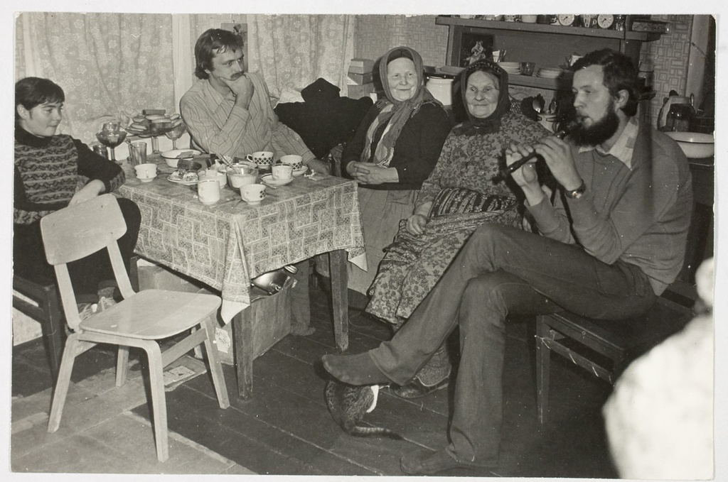 Lahkumisõhtul Praskovja Zahharova pool. EM-i insener Aado Lintrop mängib plokkflööti.