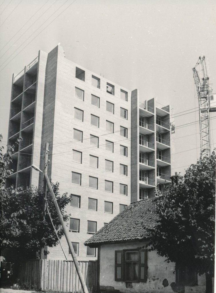 Photo. View of the 9-storey apartment with 45 apartments built by Võru Milk Products Kombinat on Tartu Street in 1976. In July.
