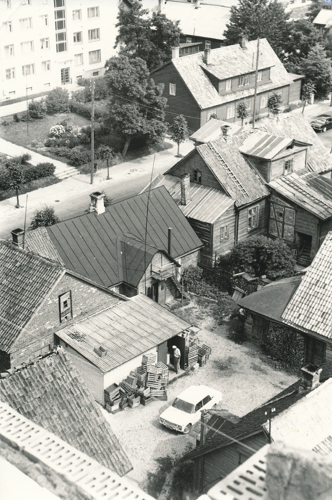 Photo. Residential buildings located between Tartu and Pioneers Streets on July 1976. Pictured Milk Combination 9 floor house on 6 floors. At the forefront of Kreutzwald 20,22 houses.