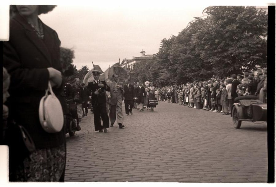 General song festival of 1955, singing trains on the Estonian puiestee.