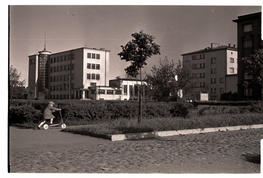 Tallinn, Pionieri Square, 6th secondary school on the left, Kreutzwald Street 25.