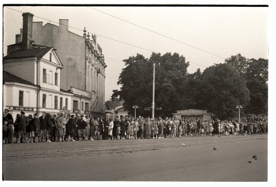 General singing event in 1955, the people are waiting for the train to arrive on Pärnu highway.