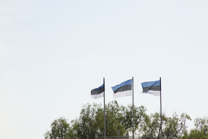 Riigilipud lehvimas