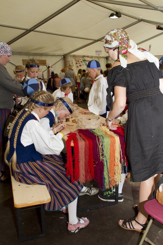 Laulupeolised käsitöötelgis meisterdamas