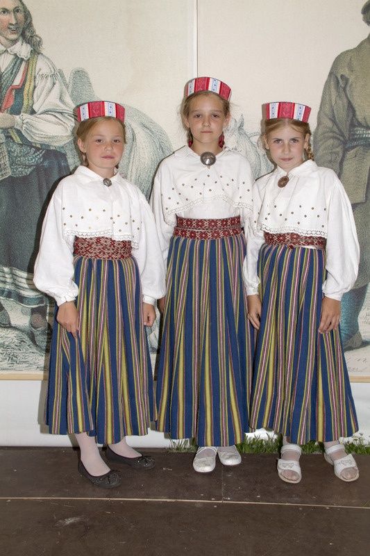 Tüdrukud Türi kihelkonna rahvarõivastes