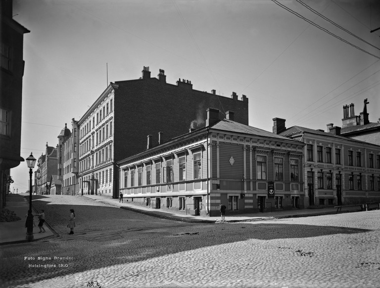 Konstantininkatu (Meritullikatu) 24, 22, 20, Elisabetinkatu (Liisankatu) 6.