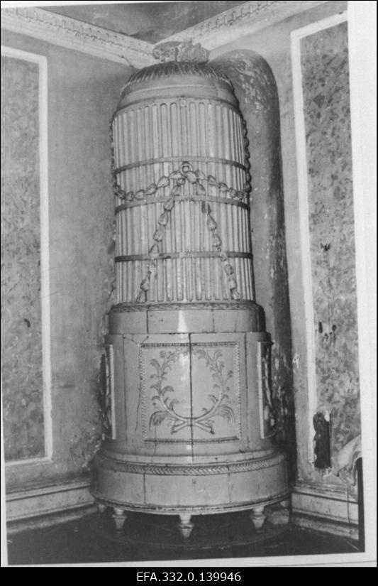 Ahi Roosa - Alliku mõisahoone helesinises saalis.