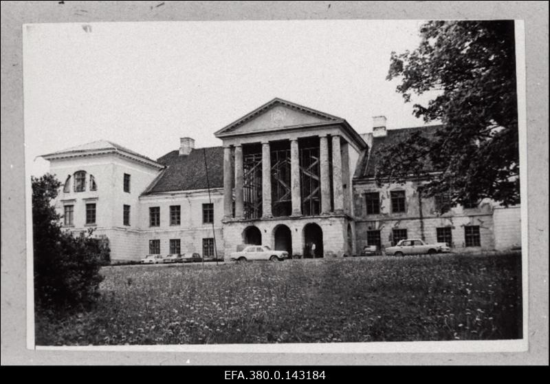 Vaade Kolga mõisahoonele Lahemaal.