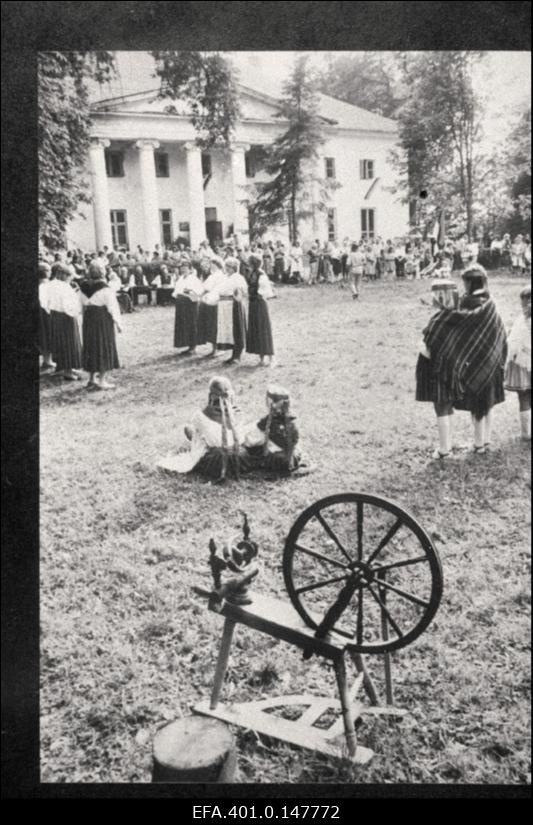 Jaanipäeva simman Härgla mõisahoone ees.