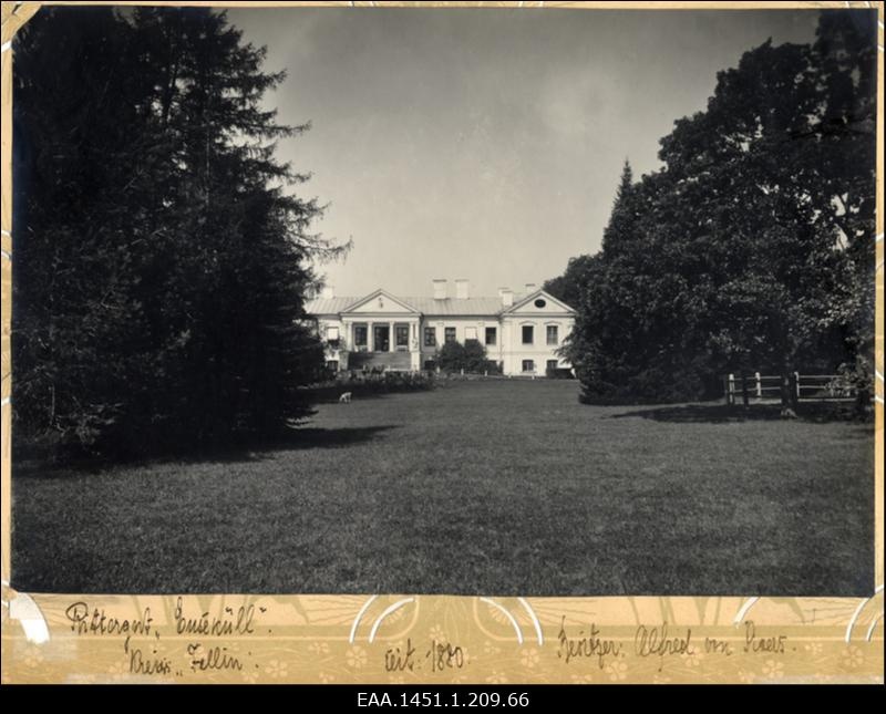 Õisu mõisa peahoone fassaad eemalt