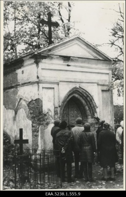Grupp inimesi seismas von Glasenappide hauakabeli juures Keila kirikuaias  duplicate photo