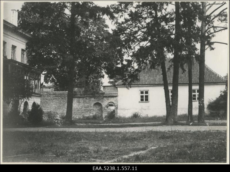 Kolga mõisa teenijatemaja, vasakul peahoone