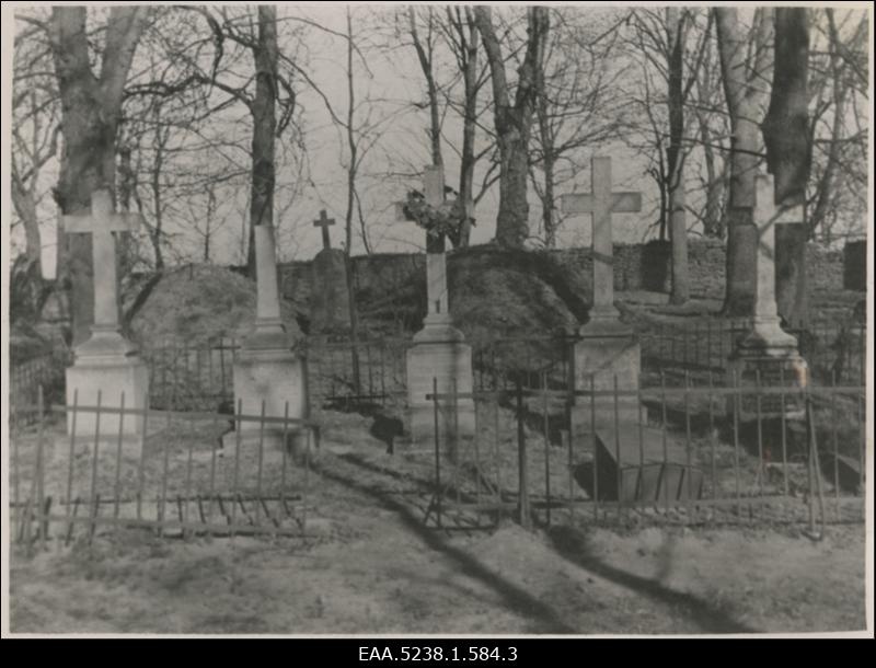 Vaade aadlike haudadele Lüganuse kirikuaias