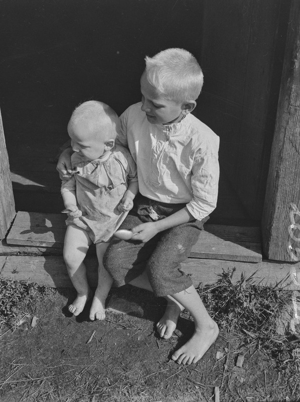 Ivan Fadejevi lapsed, neist üks särgiväel, Jõepära k